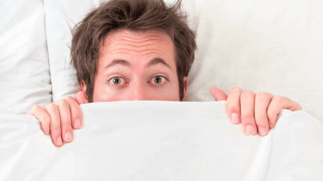 L'homme est timide de la taille du pénis